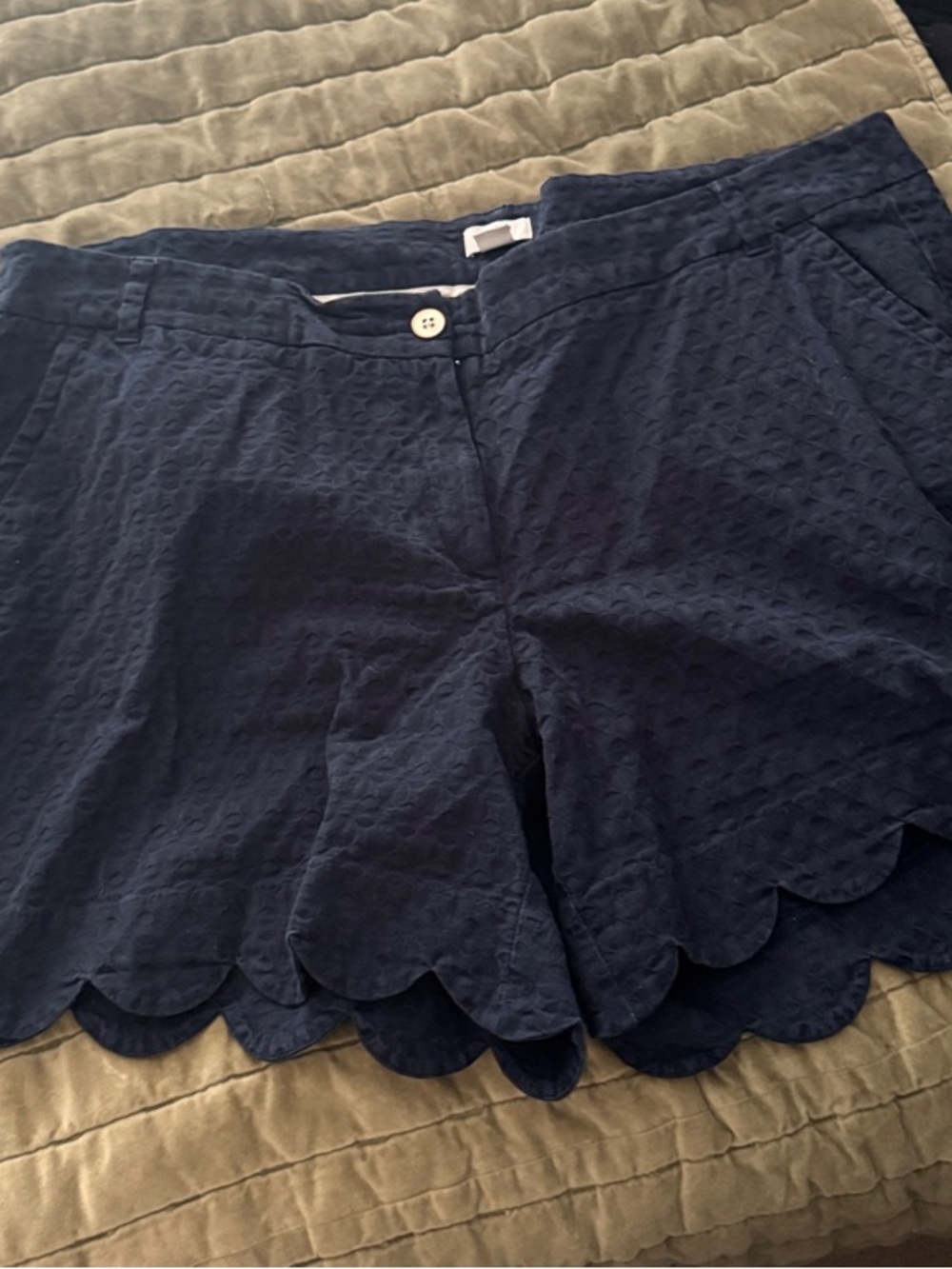 Crowne & Ivy Women's Navy Scallop Hem Shorts